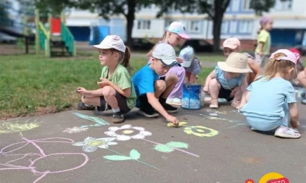 В Нижнекамске серый асфальт превратили в яркую летнюю галерею - НТР 24