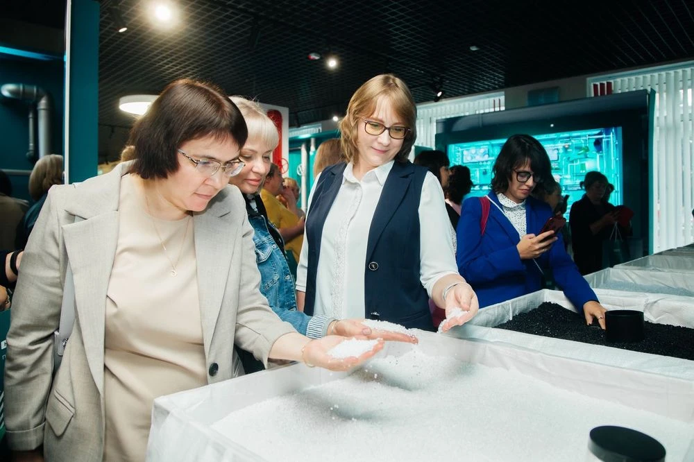 учительницы химии на выставке в Нижнекамске