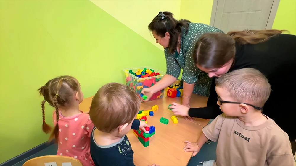 Дети играют в детском саду