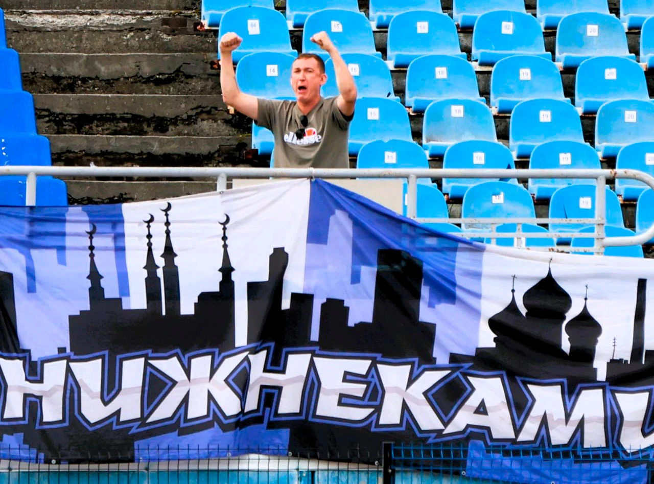 Болельщик «Нефтехимика» на стадионе в Ярославле