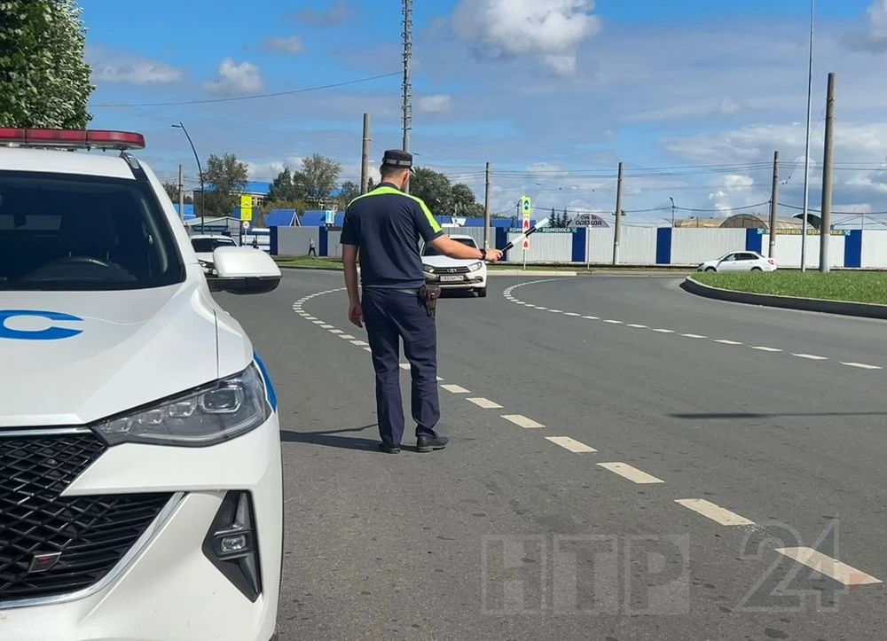 инспектор ГАИ в рейде на дороге в Нижнекамске