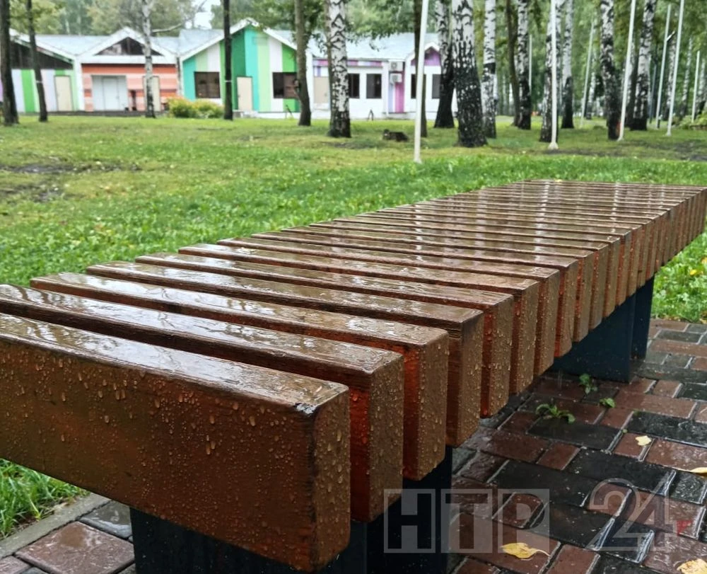мокрая скамейка в парке Семья Нижнекамск