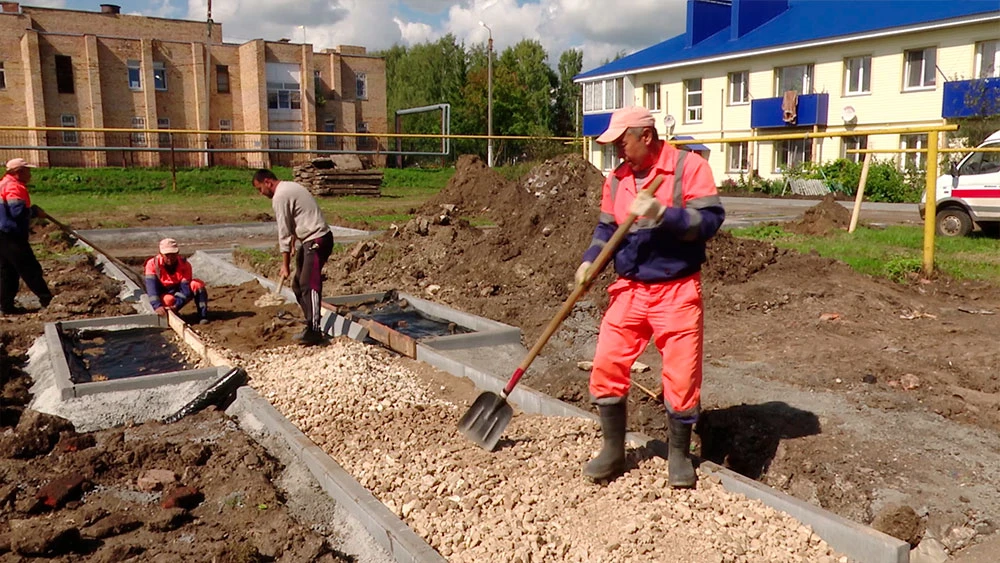 Строители ведут ремонт придомовой территории в посёлке Трудовой Нижнекамского района