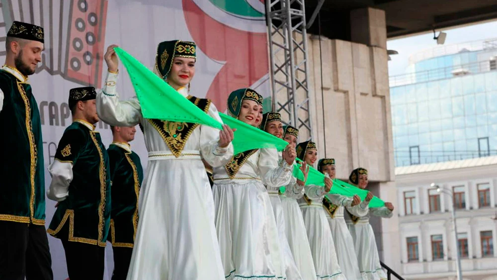 Девушки выступают на сцене