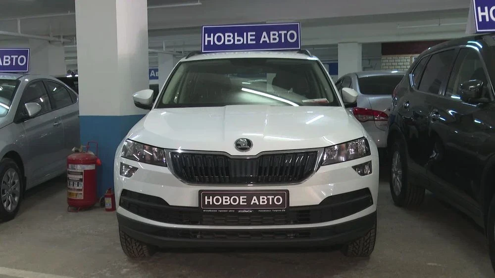 Новый автомобиль в автосалоне