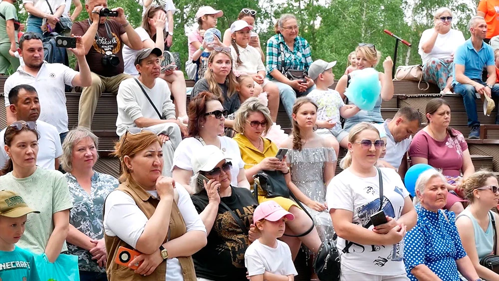 Зрители в парке Семья в Нижнекамске