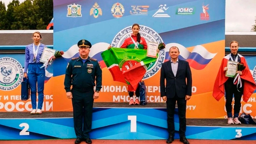 Победители чемпионата и первенства МЧС России по пожарно-спасательному спорту в Ханты-Мансийске на пьедестале