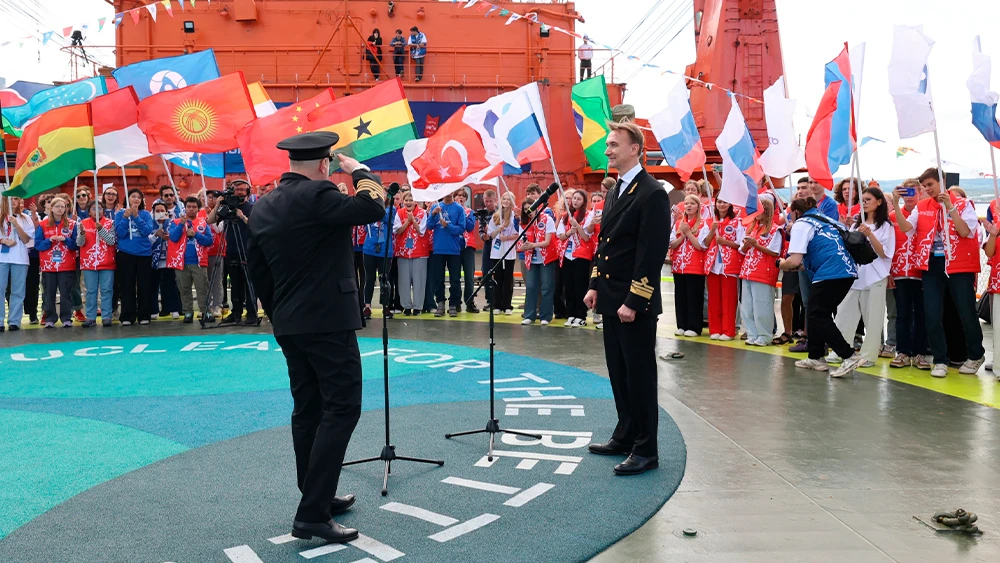 Участники экспедиции «Ледокол знаний» на ледоходе