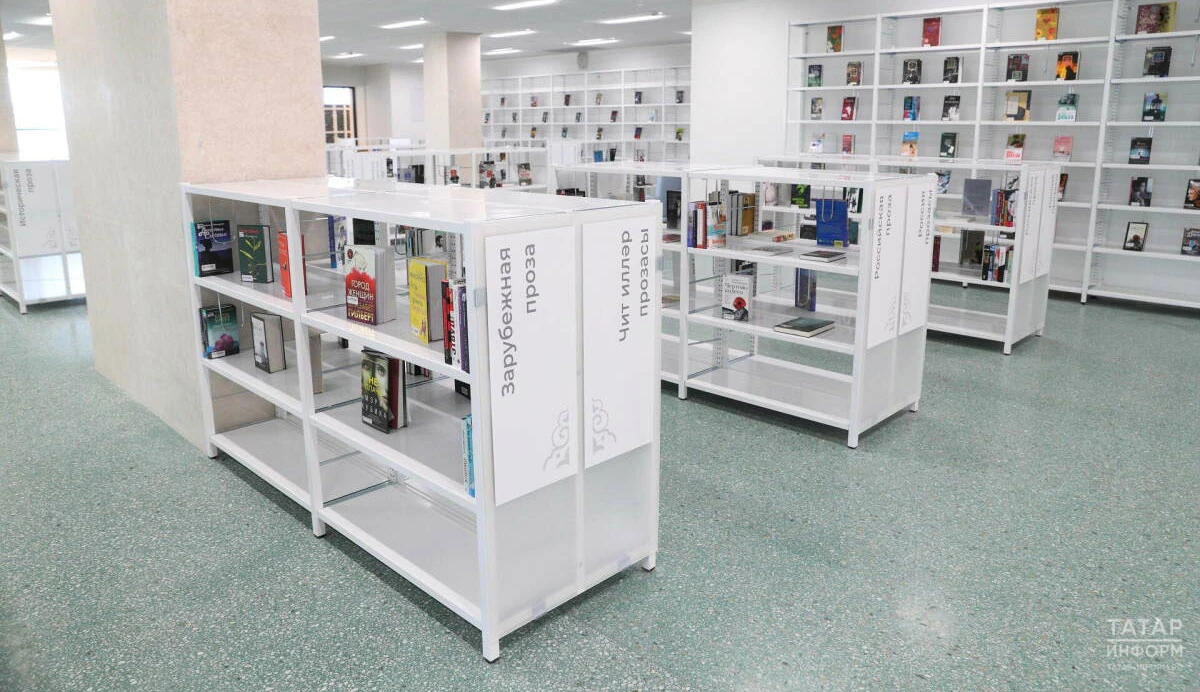 Стеллажи с книгами в библиотеке