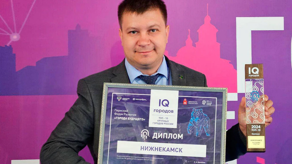 Максим Шаронов с дипломом