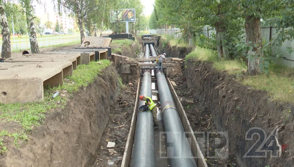 рабочие меняют трубы в нижнекамске