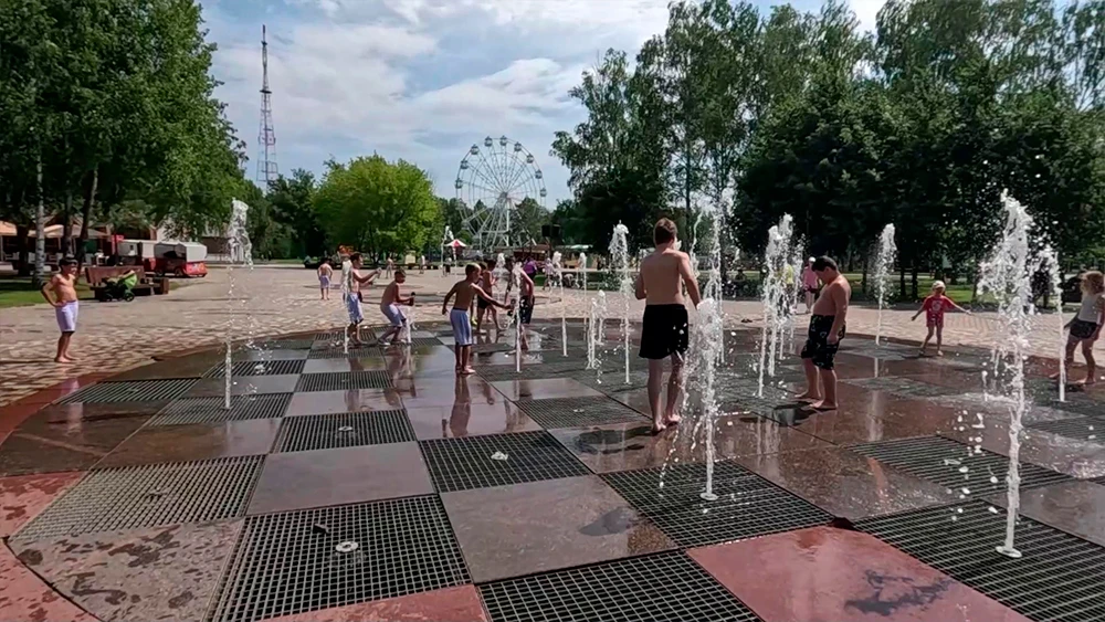 Танцующий фонтан в Нижнекамске в парке Семья