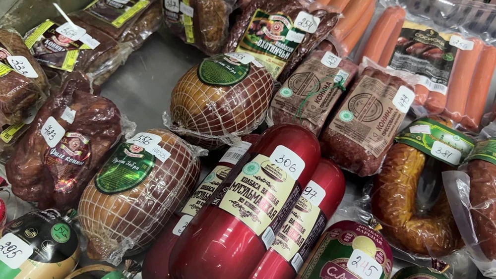 колбаса, мясные полуфабрикаты на прилавке в магазине