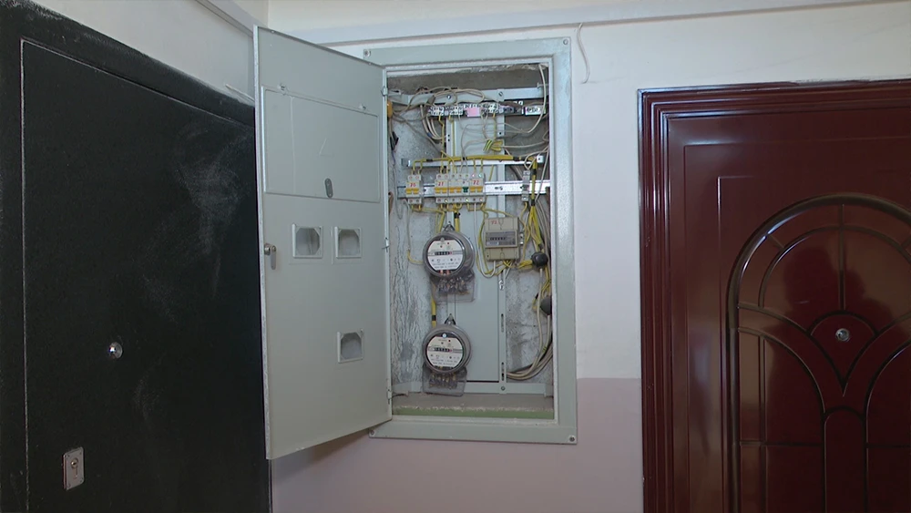 Электросчетчик в электрощитовой в подъезде дома в Нижнекамске