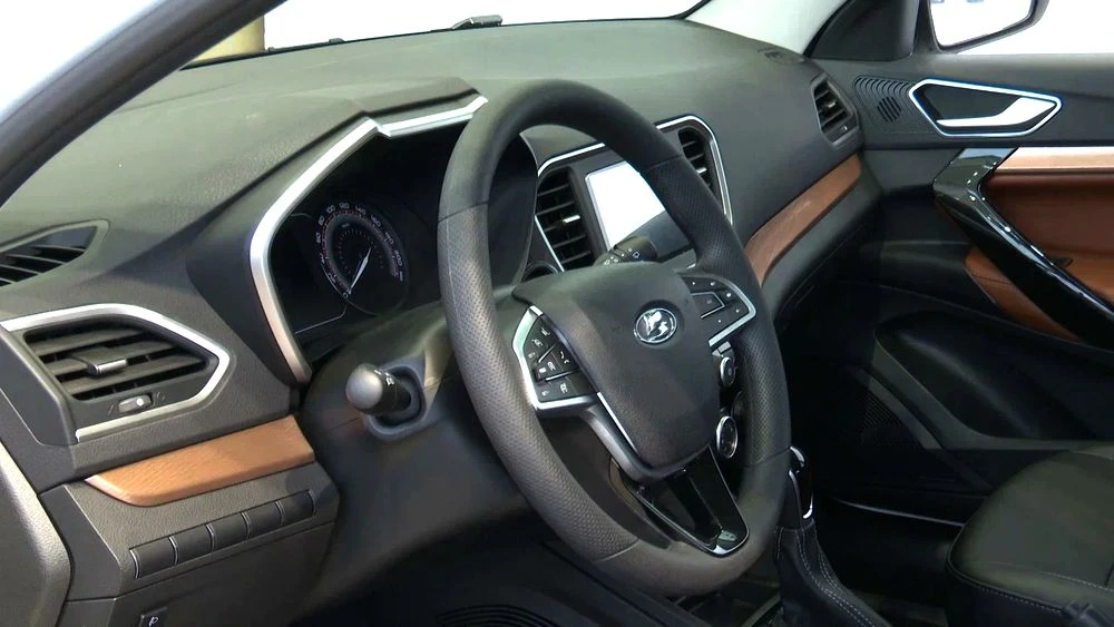 салон легкового автомобиля с рулем на переднем плане