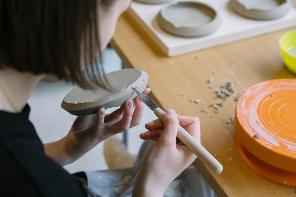 мастерица работает с глиной