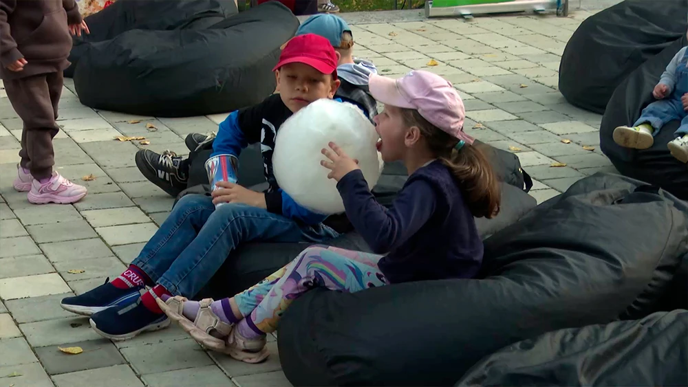 Девочка ест сахарную вату