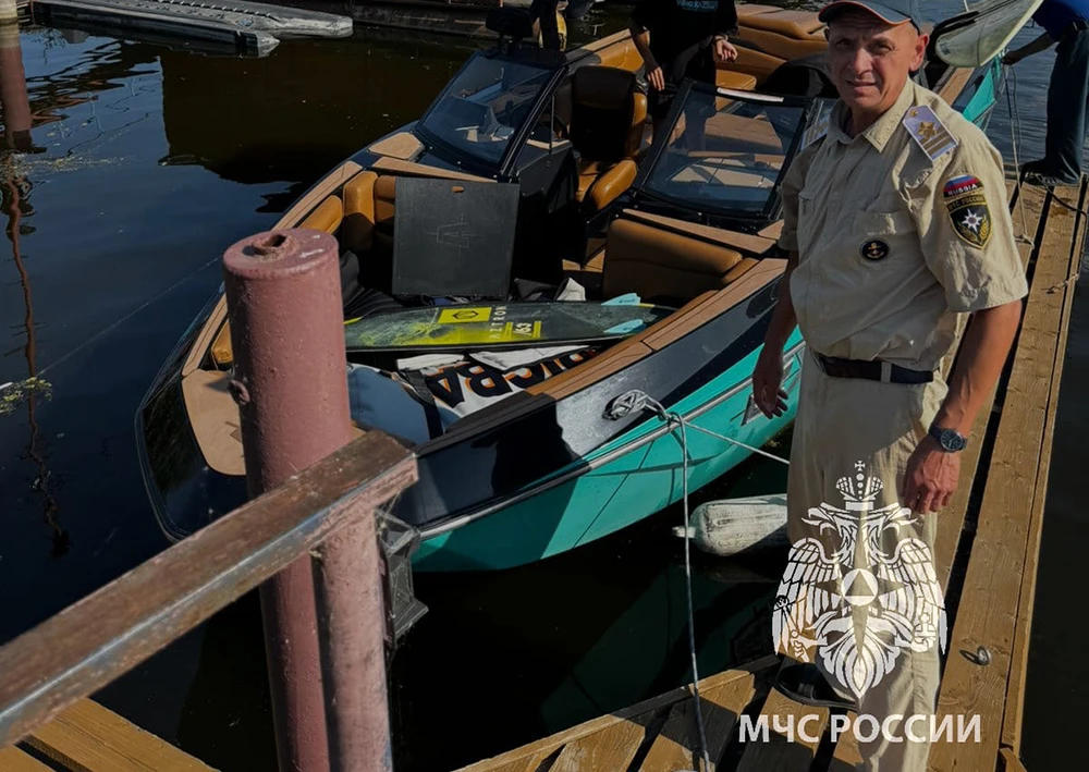 Катер на река Казанка около посёлка Торфяной