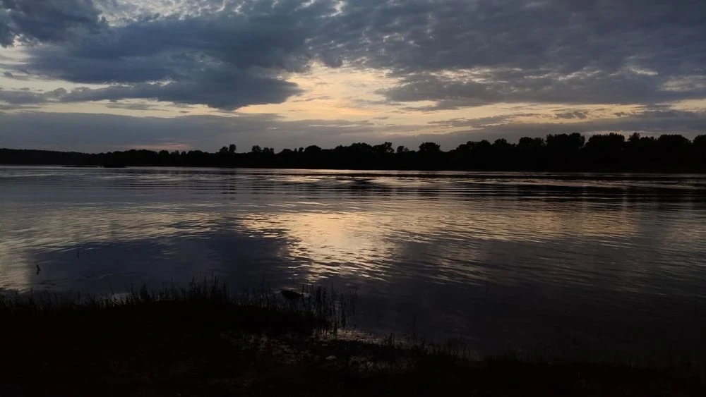озеро, в котором отражается вечернее небо