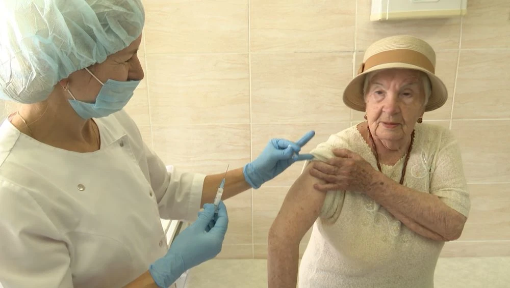 медсестра делает прививку против гриппа пожилой пациентке в поликлинике Нижнекамска