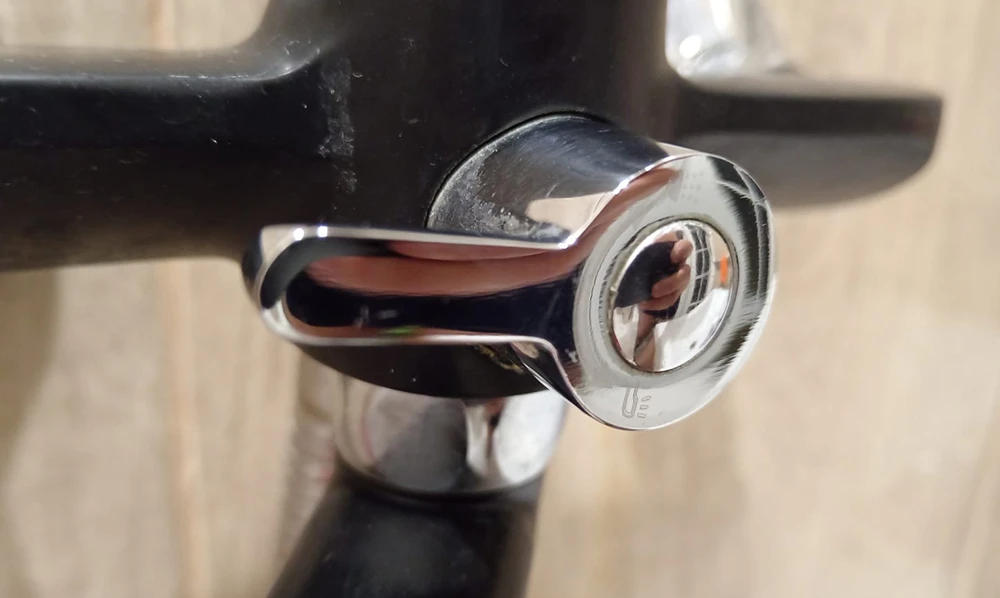 смеситель черного цвета в ванной комнате