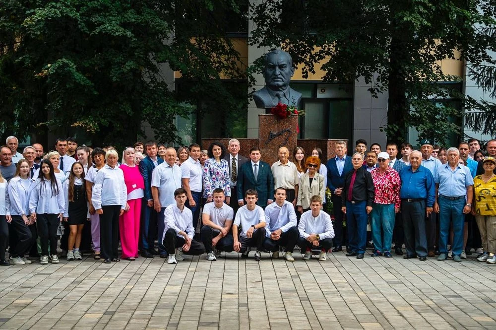 участники церемонии возложения цветов