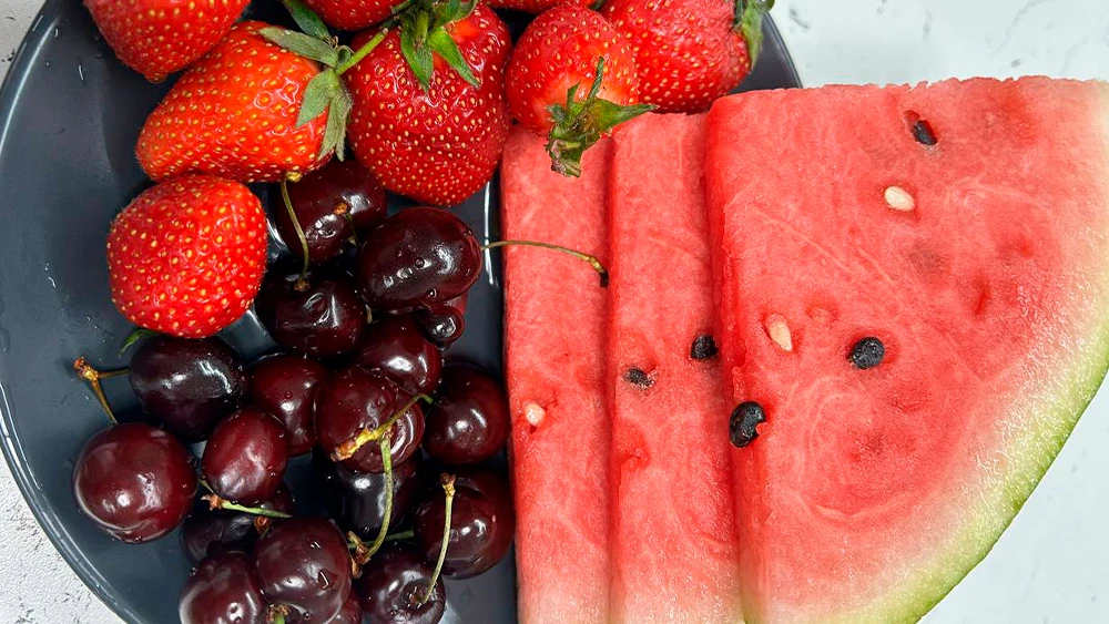 Тарелка с арбузом, вишней и клубникой
