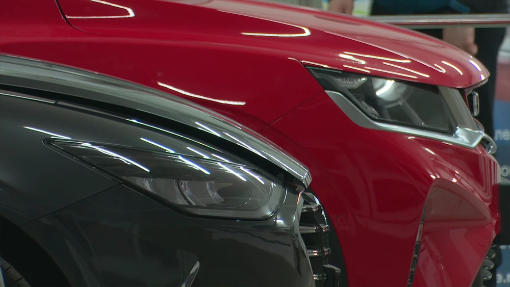 Автомобили в автосалоне