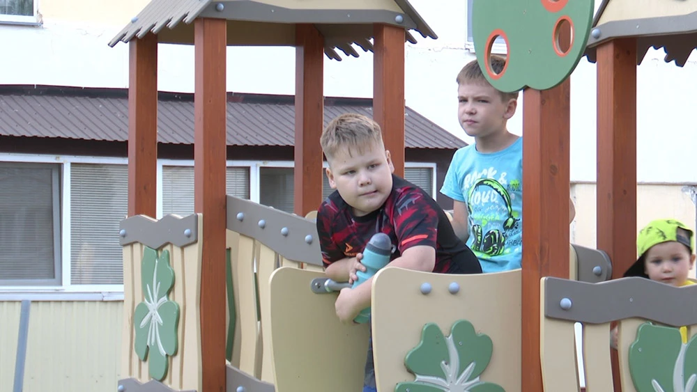 дети играют на горках в нижнекамске