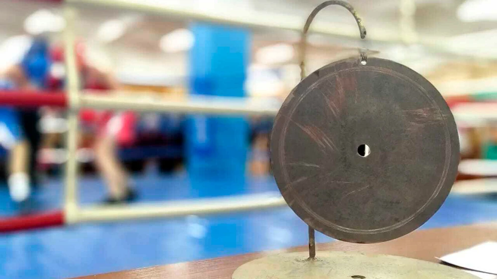 Гонг у боксёрского ринга