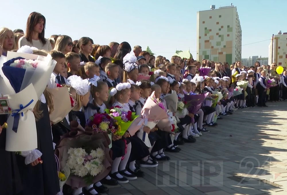 ученики на школьной линейке 1 Сентября в Нижнекамске