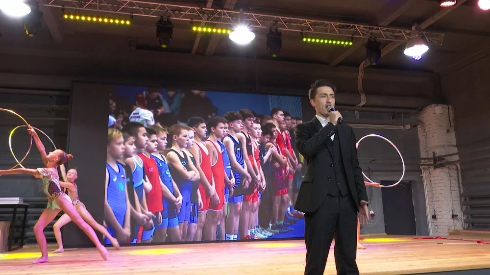 певец поет на Дне физкультурника в Нижнекамске в центре «База»