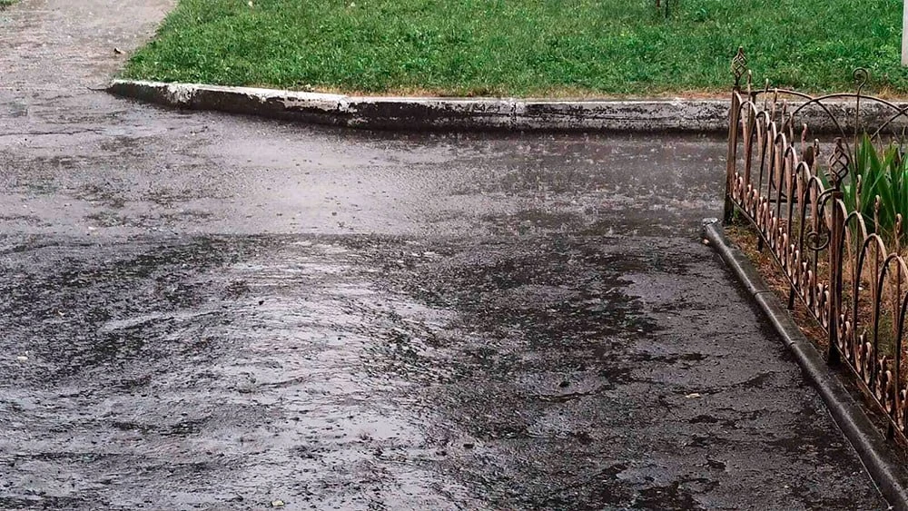 дождь лужи на асфальте