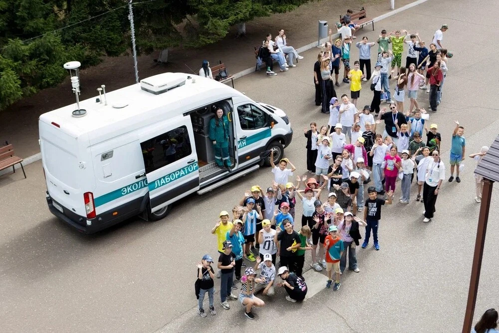 Дети рассматривают передвижную эколабораторию