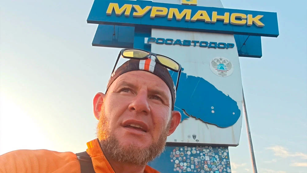 Радик Зиннуров на фоне стеллы у Мурманска