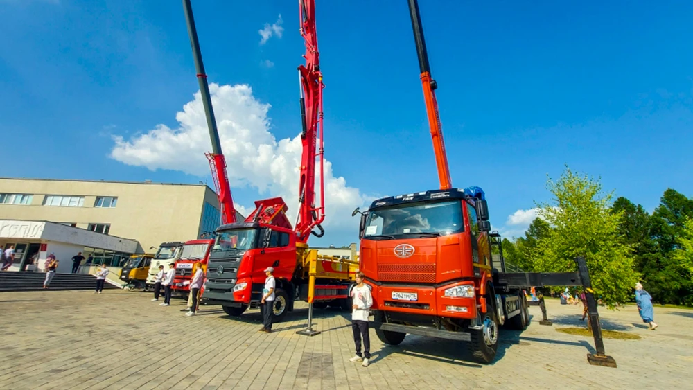 Строительные краны на площади