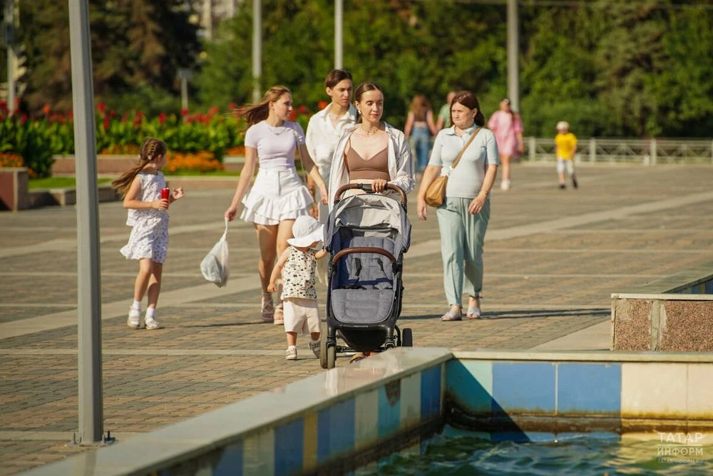 взрослые и дети гуляют по городу