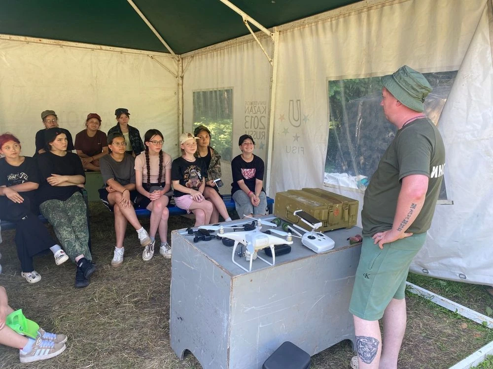 дети в палаточном лагере