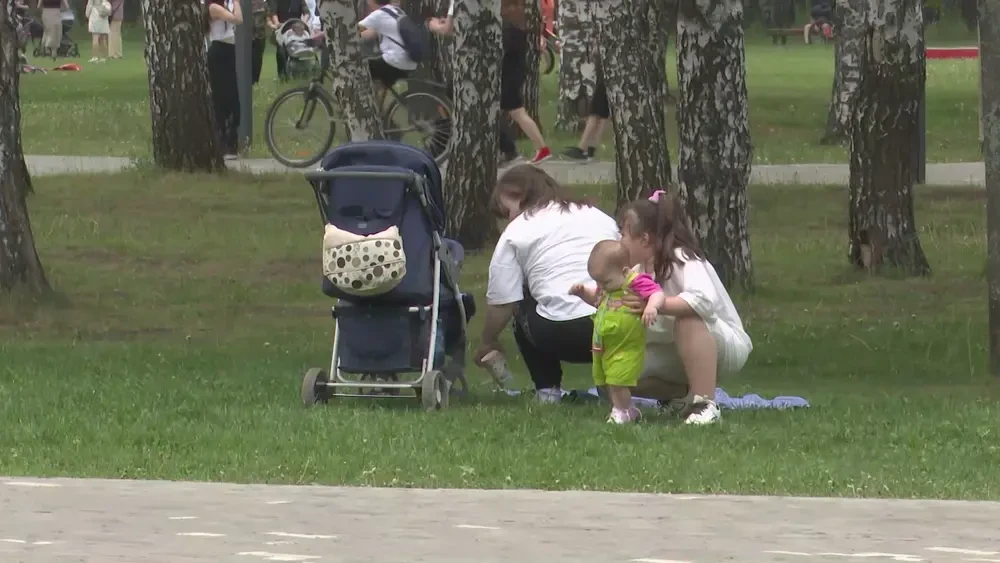 Родители с детьми гуляют в парке в Нижнекамске