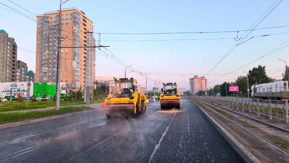 Катки укладывают асфальт в Казани