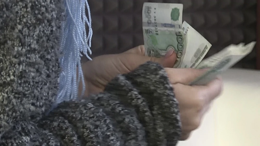 Бабушка сичтает деньги