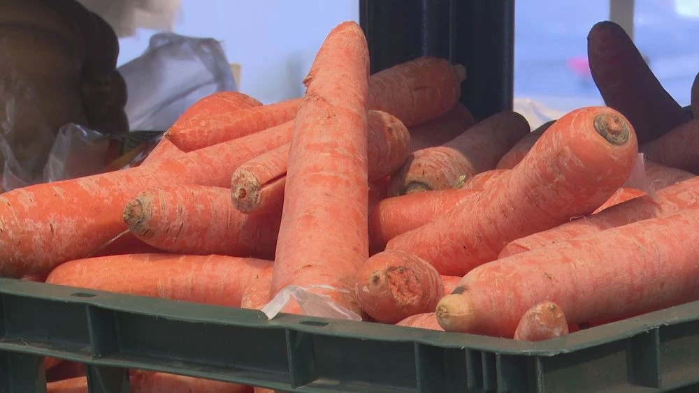 мытая морковь в магазине