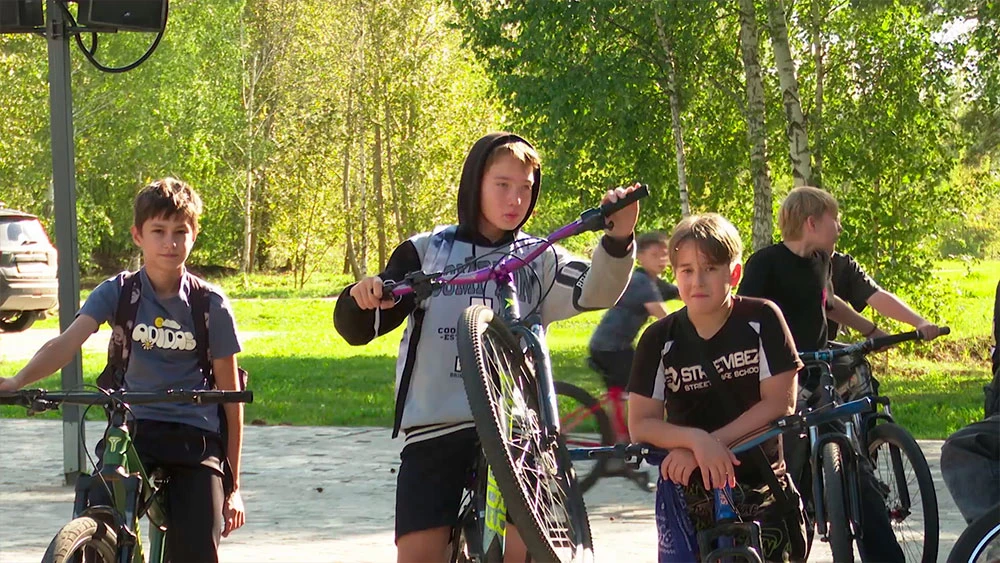 Подростки на велосипедах