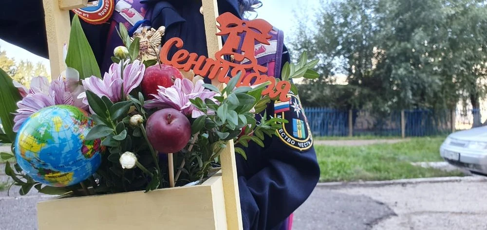 школьница 1 сентября на улице