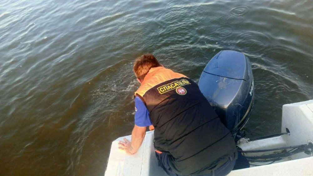 Спасатель на лодке