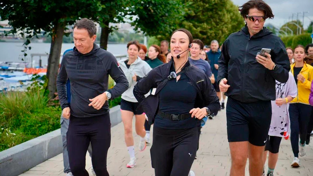 Экскурсанты бегут вдоль озера Кабан