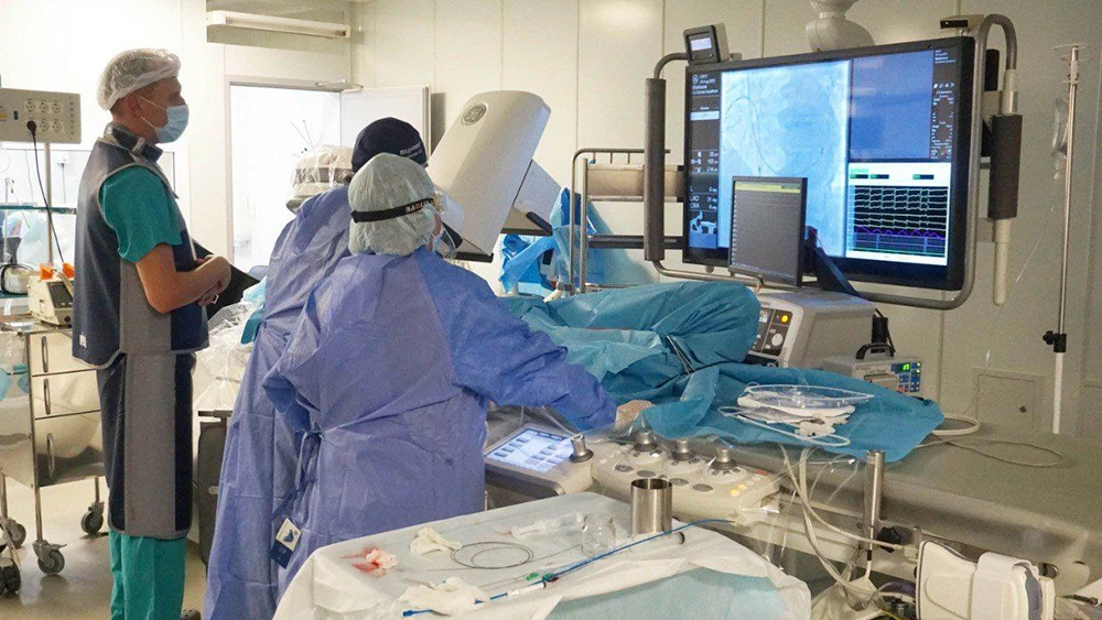 Врачи проводят операцию в больнице Нижнекамска