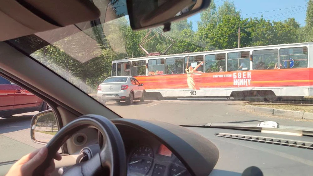 Момент столкновения легкового авто и трамвая в нижнекамске у площади лемаева