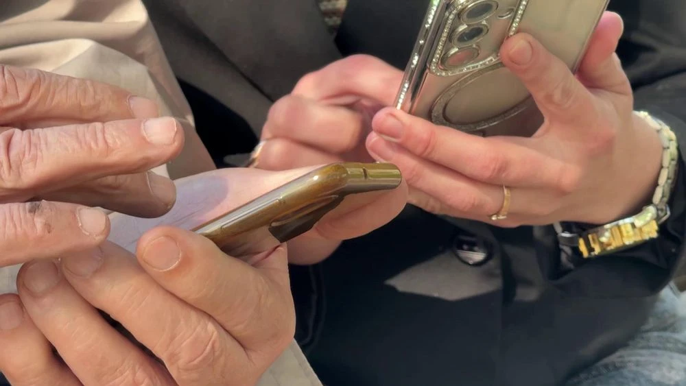 люди держат в руках смартфоны