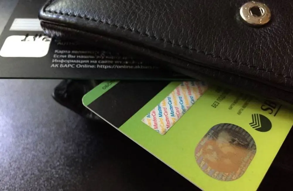 банковские карты в кошельке